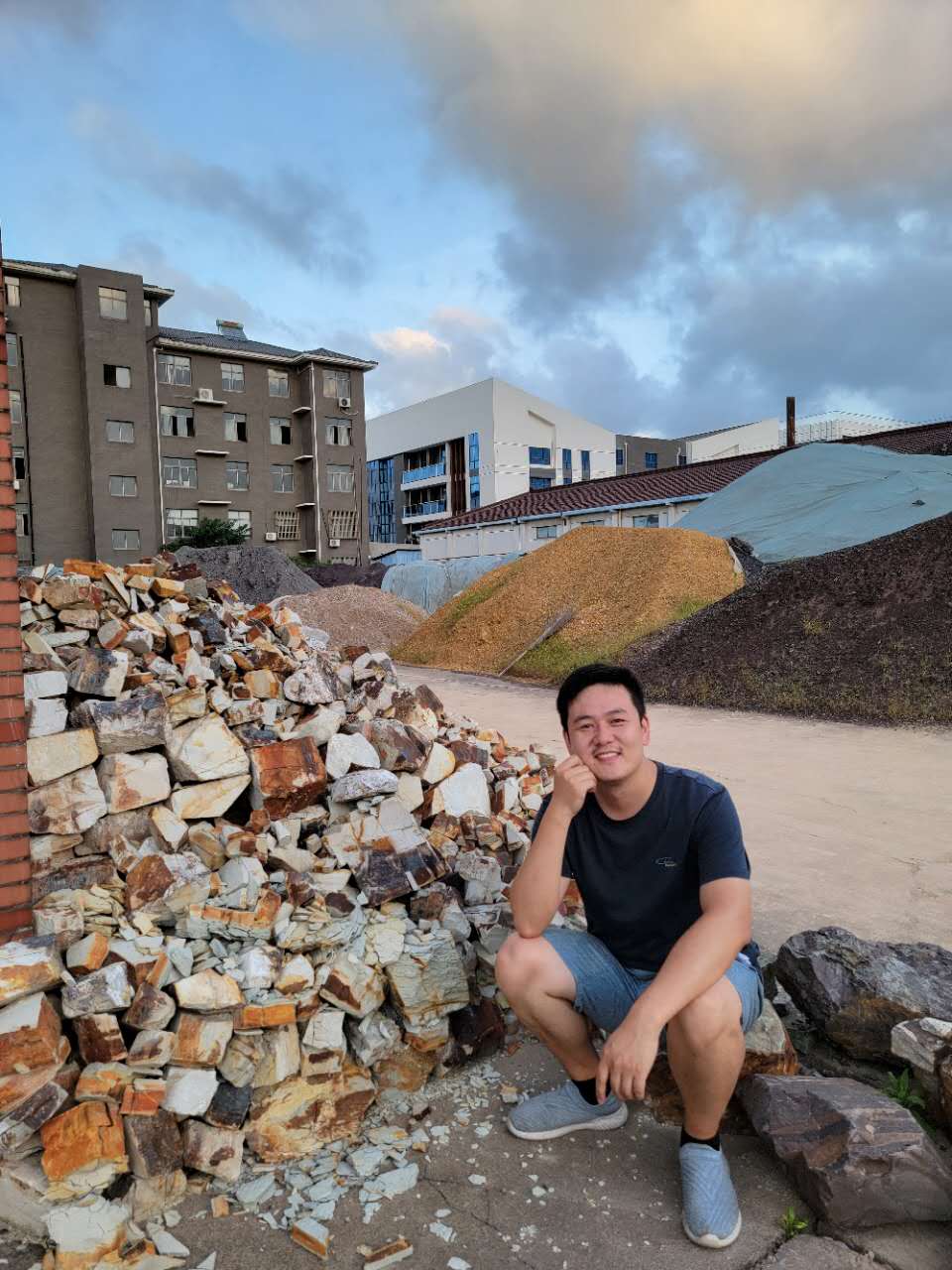 耿云翔与家中储存的矿石