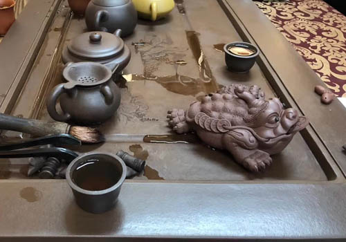 为什么宜兴紫砂壶不需要华丽的釉色？
